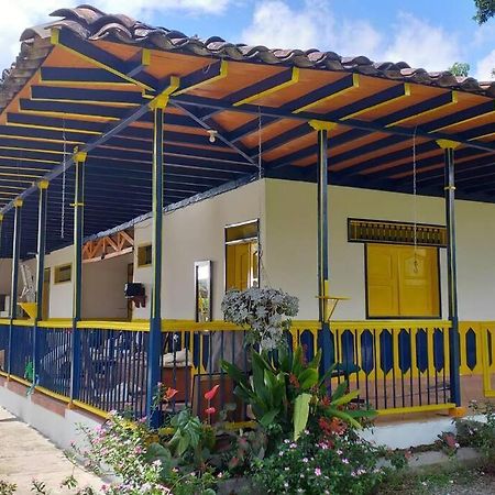 Casa Finca Villa Luz A 800 Mts Del Parque Del Cafe Montenegro Luaran gambar