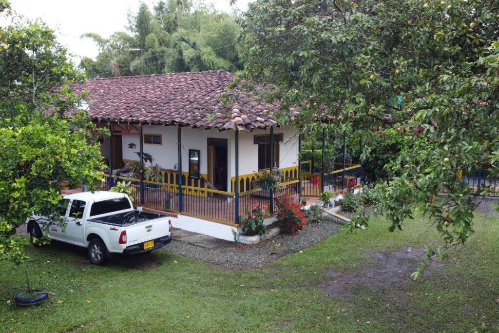 Casa Finca Villa Luz A 800 Mts Del Parque Del Cafe Montenegro Luaran gambar