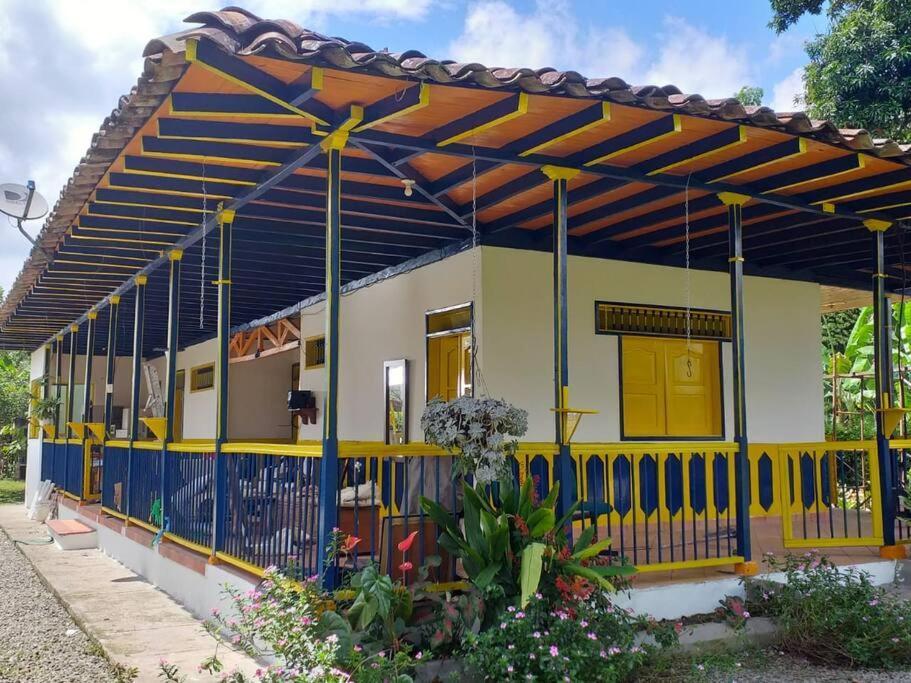 Casa Finca Villa Luz A 800 Mts Del Parque Del Cafe Montenegro Luaran gambar