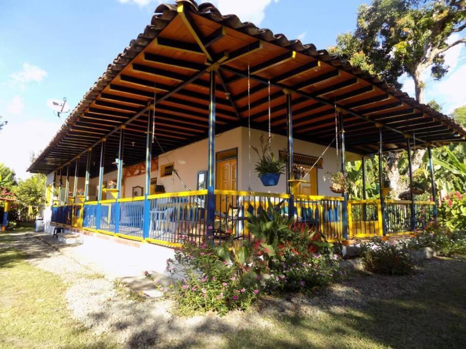 Casa Finca Villa Luz A 800 Mts Del Parque Del Cafe Montenegro Luaran gambar