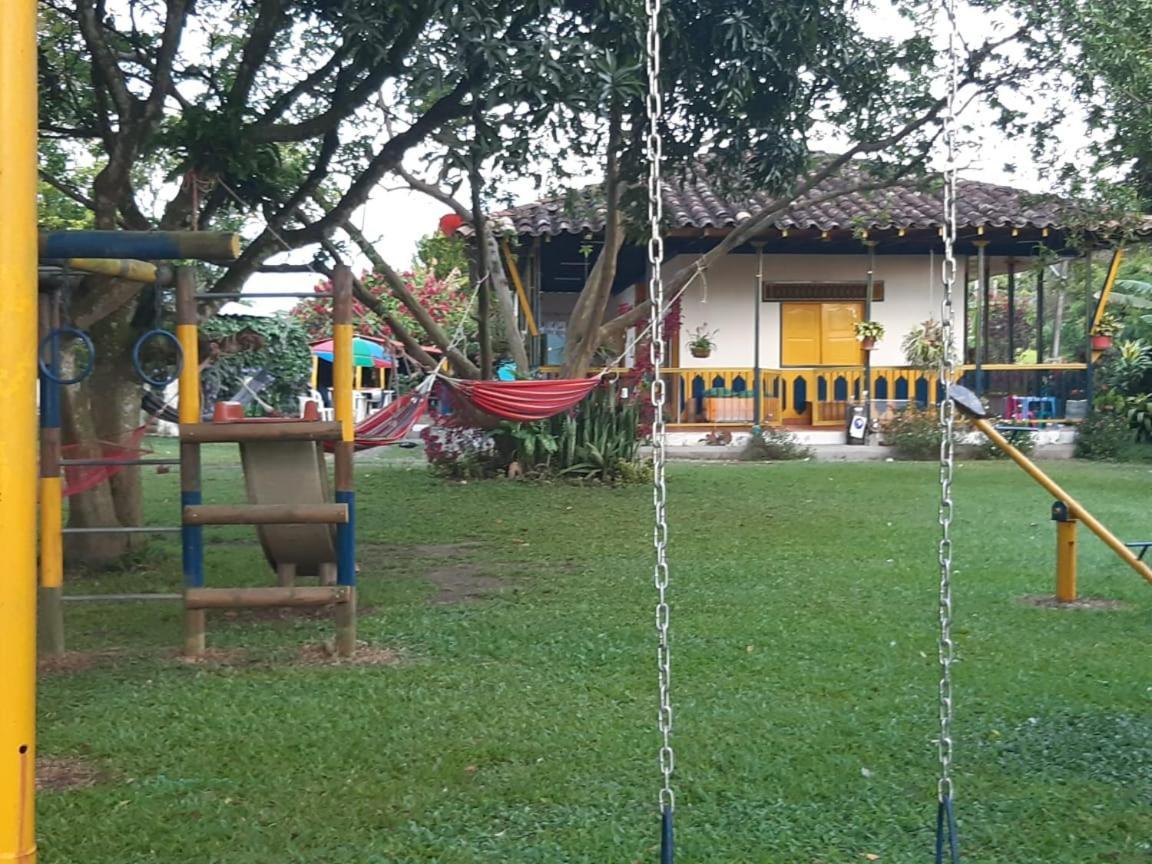 Casa Finca Villa Luz A 800 Mts Del Parque Del Cafe Montenegro Luaran gambar