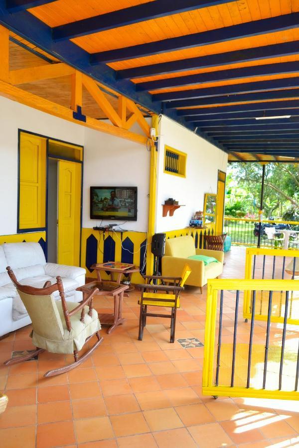 Casa Finca Villa Luz A 800 Mts Del Parque Del Cafe Montenegro Luaran gambar