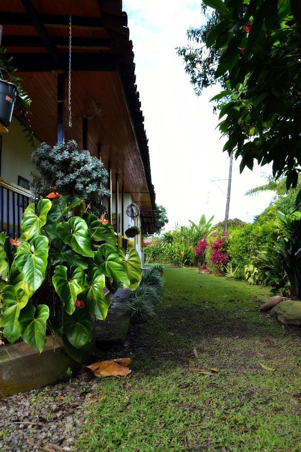 Casa Finca Villa Luz A 800 Mts Del Parque Del Cafe Montenegro Luaran gambar