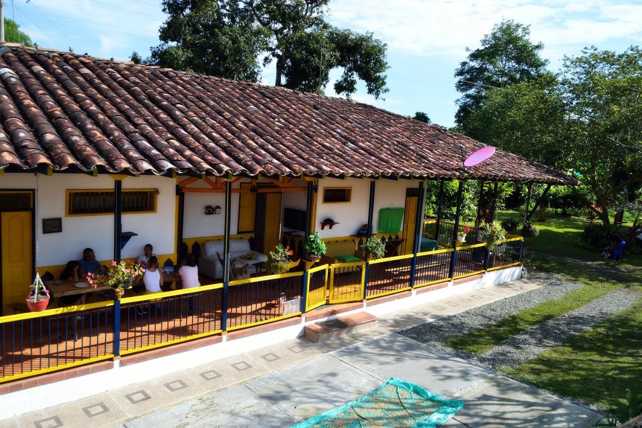 Casa Finca Villa Luz A 800 Mts Del Parque Del Cafe Montenegro Luaran gambar